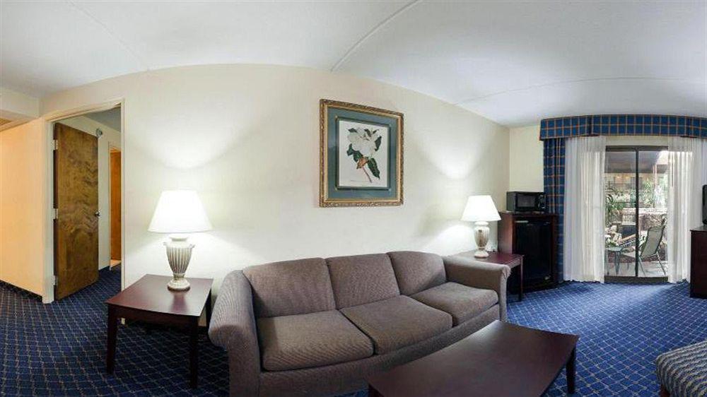 Boxboro Regency Hotel Boxborough Exterior photo