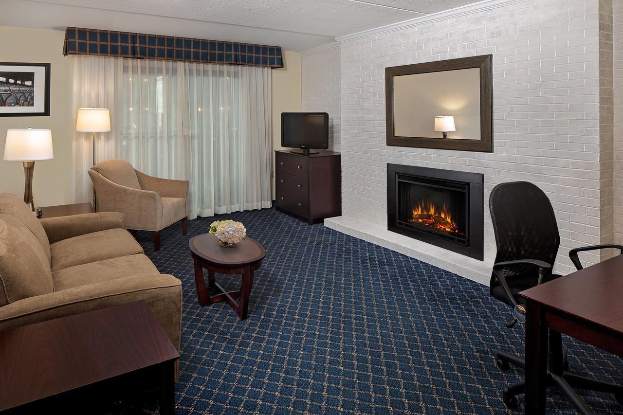 Boxboro Regency Hotel Boxborough Exterior photo